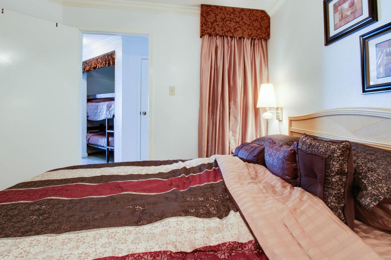 The Victorian Apartment Galveston Room photo